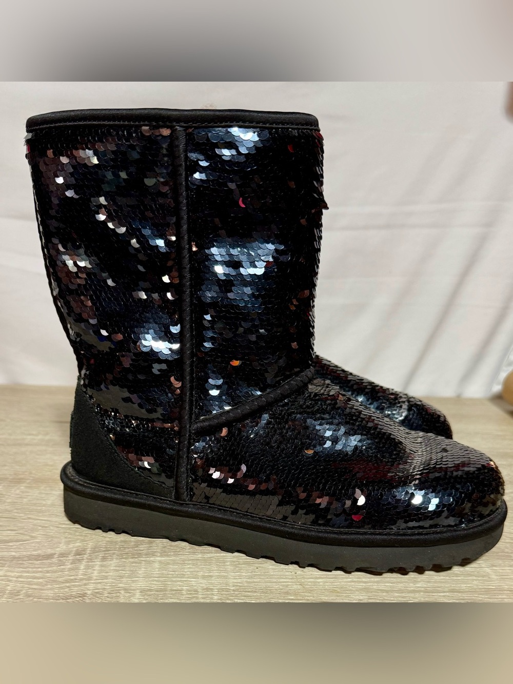 UGG Classic Short Sequin Boots Black Bling Suede Wool Lined Women’s Size 8, EUC